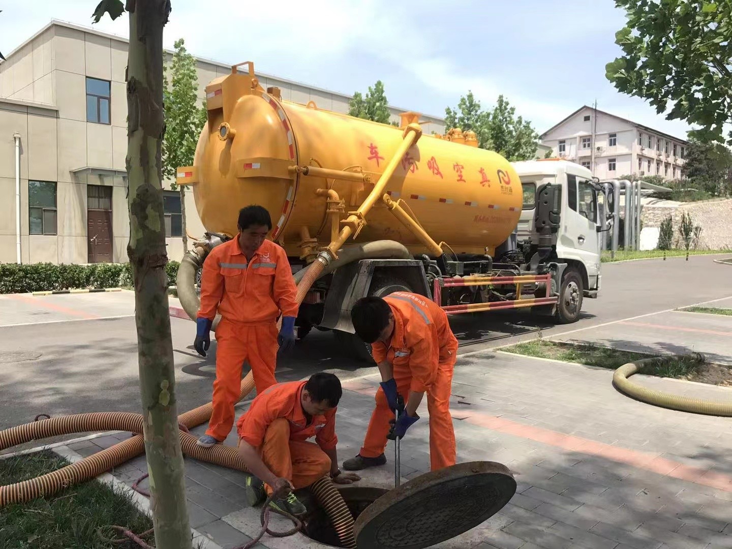 静乐管道疏通车停在窨井附近