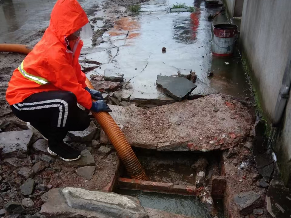 静乐专业清理污水池 炜誉市政以规范流程守护城市 “肠道”