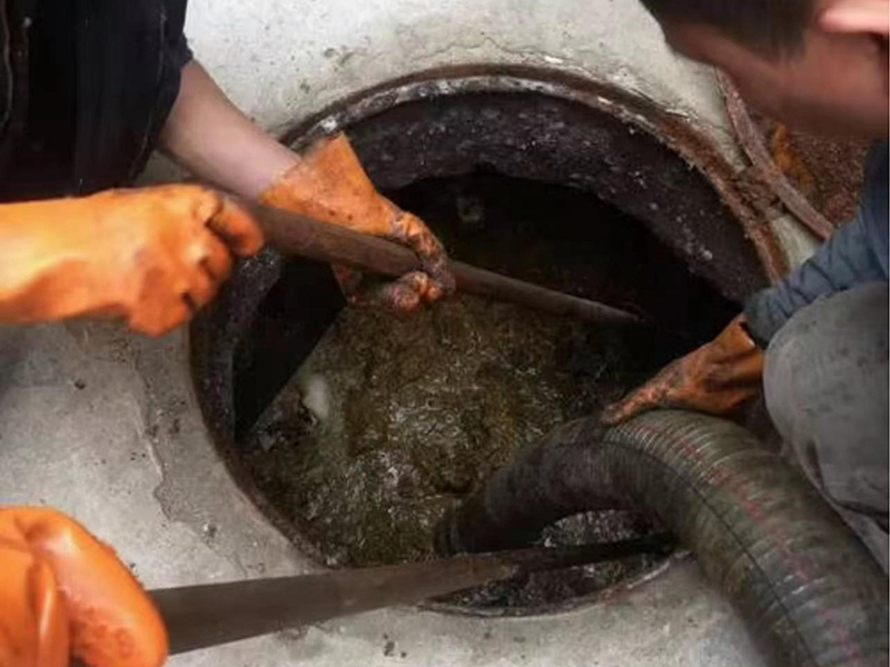 静乐清理化粪池时如何避免沼气的危害？